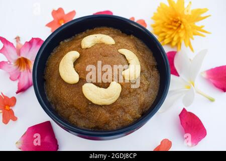 Sélection d'articles sucrés traditionnels populaires faits à partir de amaranth grains entiers connus sous le nom de Rajgira sheera ou seera an Dessert indien préparé pendant Banque D'Images