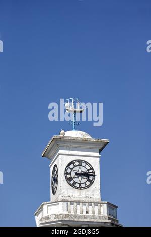 Modèle Terra Nova au sommet de la tour d'horloge commémorative et girouette du capitaine Scott à Roath Park, Cardiff, Royaume-Uni, érigé en 1915. Banque D'Images