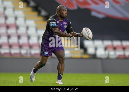 Leigh, Royaume-Uni. 13 août 2021. Robert Lui (6) de Leeds Rhinos passe le ballon à Leigh, au Royaume-Uni, le 8/13/2021. (Photo de Simon Whitehead/News Images/Sipa USA) crédit: SIPA USA/Alay Live News Banque D'Images