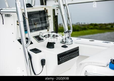 Vue rapprochée du tableau de bord d'un bateau de pêche maritime Banque D'Images