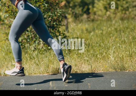 Femme coureur en chaussures de course à pied gros plan de femme jambes sportives. Jogging féminin Banque D'Images