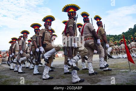 Guwahati, Inde. 13 août 2021. Les soldats paramilitaires indiens participent à la répétition complète du 75e défilé du jour de l'indépendance à Guwahati, en Inde, le 13 août 2021. Crédit : David Talukdar/Alay Live News Banque D'Images