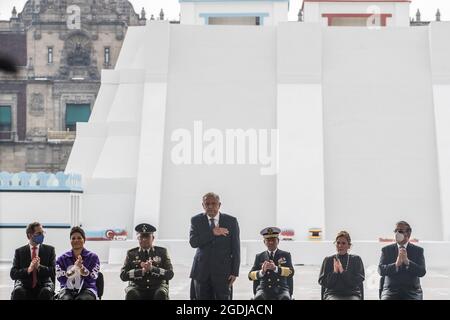 MEXICO, MEXIQUE - AOÛT 13 : le président mexicain Andres Manuel Lopez Obrador accompagné de son épouse Beatriz Gutierrez Mueller, maire de Mexico Claudia Sheinbaum, secrétaire mexicain à la Défense nationale Luis Crecencio Sandoval, secrétaire de la Marine mexicaine Rafael Ojeda, Le ministre des Affaires étrangères Marcelo Ebrard et les représentants des peuples autochtones lors de la cérémonie du 500e anniversaire de la chute de Tenochtitlan à Zocalo, à Mexico, le 13 août 2021. (Photo d'Eyepix/Sipa USA) Banque D'Images