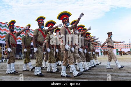 Guwahati, Inde. 13 août 2021. Les soldats paramilitaires indiens participent à la répétition complète du 75e défilé du jour de l'indépendance à Guwahati, en Inde, le 13 août 2021. Crédit : David Talukdar/Alay Live News Banque D'Images