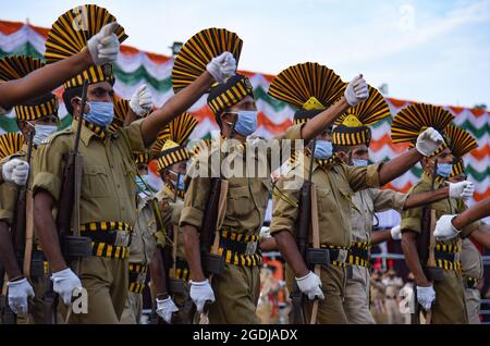 Guwahati, Inde. 13 août 2021. Les soldats paramilitaires indiens participent à la répétition complète du 75e défilé du jour de l'indépendance à Guwahati, en Inde, le 13 août 2021. Crédit : David Talukdar/Alay Live News Banque D'Images