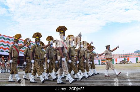 Guwahati, Inde. 13 août 2021. Les soldats paramilitaires indiens participent à la répétition complète du 75e défilé du jour de l'indépendance à Guwahati, en Inde, le 13 août 2021. Crédit : David Talukdar/Alay Live News Banque D'Images