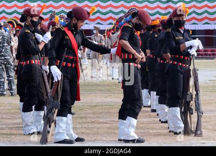 Guwahati, Inde. 13 août 2021. La police d'Assam Veerangana participe à la répétition complète de la tenue vestimentaire pour le 75e défilé du jour de l'indépendance à Guwahati, en Inde, le 13 août 2021. Crédit : David Talukdar/Alay Live News Banque D'Images