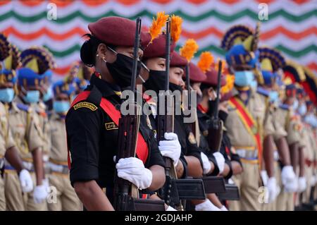 Guwahati, Inde. 13 août 2021. La police d'Assam Veerangana participe à la répétition complète de la tenue vestimentaire pour le 75e défilé du jour de l'indépendance à Guwahati, en Inde, le 13 août 2021. Crédit : David Talukdar/Alay Live News Banque D'Images