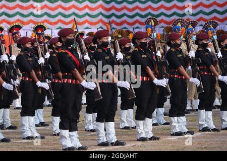 Guwahati, Inde. 13 août 2021. La police d'Assam Veerangana participe à la répétition complète de la tenue vestimentaire pour le 75e défilé du jour de l'indépendance à Guwahati, en Inde, le 13 août 2021. Crédit : David Talukdar/Alay Live News Banque D'Images