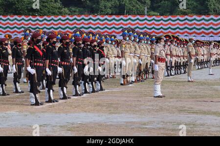 Guwahati, Inde. 13 août 2021. Les soldats paramilitaires indiens participent à la répétition complète du 75e défilé du jour de l'indépendance à Guwahati, en Inde, le 13 août 2021. Crédit : David Talukdar/Alay Live News Banque D'Images