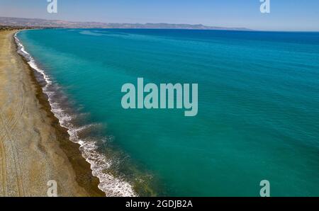 Paysage de drone aérien de la côte paysage marin avec belle plage de sable. Paphos Chypre Banque D'Images