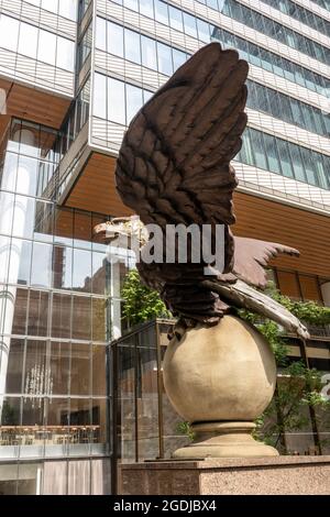 L'aigle à tête blanche en fonte se trouve au-dessus de l'entrée Vanderbilt du Grand Central terminal, avec une surhaute Vanderbilt en arrière-plan, New York City, États-Unis Banque D'Images