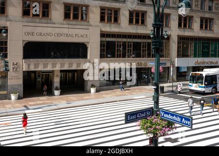 Crosswalk à East 42nd Street et Vanderbilt Avenue à Grand Central place, NYC, Etats-Unis Banque D'Images