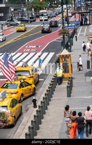 Taxis et taxi Stand, E. 42nd Street, NYC, USA 2021 Banque D'Images