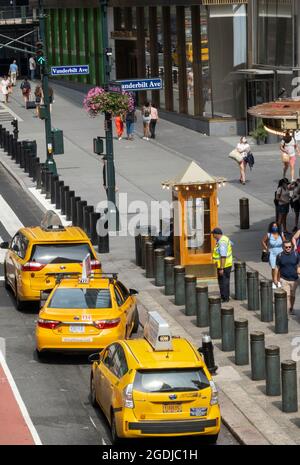 Taxis et taxi Stand, E. 42nd Street, NYC, USA 2021 Banque D'Images