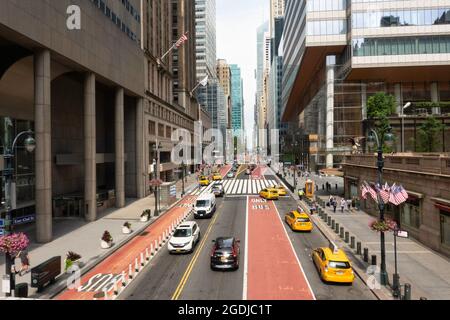 East 42nd Street en regardant vers l'ouest depuis le Viaduc Park Avenue, NYC, Etats-Unis Banque D'Images