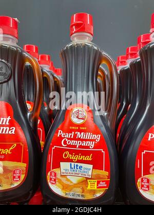 Bottles of Pearl Milling Company Maple Syrup, anciennement Aunt Jemima, d'Agostino Grocery Store à New York, États-Unis Banque D'Images