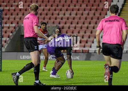 Leigh, Royaume-Uni. 13 août 2021. Robert Lui (6), de Leeds Rhinos, a essayé du faire 10-28 à Leigh, au Royaume-Uni, le 8/13/2021. (Photo de Simon Whitehead/News Images/Sipa USA) crédit: SIPA USA/Alay Live News Banque D'Images