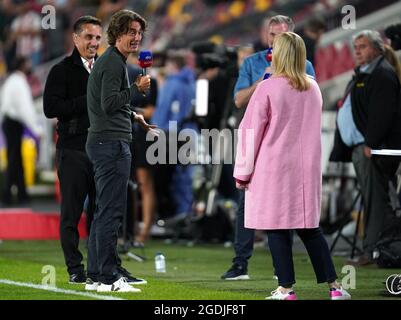 Thomas Frank, directeur de Brentford, interviewé par Gary Neville et Kelly Cates après le coup de sifflet final lors du match de la Premier League au Brentford Community Stadium, Londres. Date de la photo : vendredi 13 août 2021. Banque D'Images