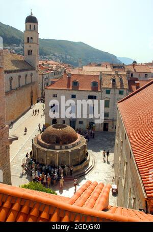 CROATIE MAI 2006 VOIR LA GRANDE FONTAINE D'ONOFRIO DEPUIS LES MURS DE LA VILLE DE DUBROVNIK PIC MIKE WALKER, Banque D'Images