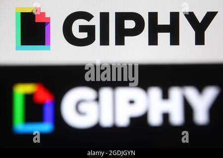 Dans cette illustration, un logo Giphy apparaît sur un smartphone et un écran de pc. Banque D'Images