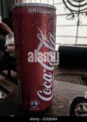 ISLAMABAD, PAKISTAN - 20 juillet 2021 : une photo verticale stylisée d'une bouteille de Coca-Cola à boisson gazeuse froide avec des gouttes d'eau. Banque D'Images