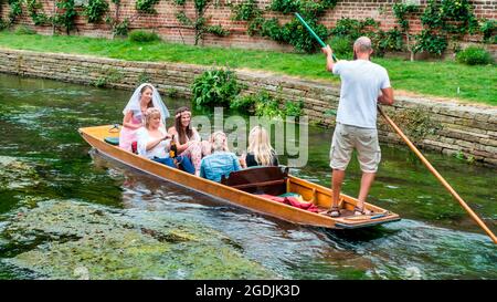 Hen Party sur une promenade en barque Rivière Stour Westgate Gardens Canterbury Kent Banque D'Images