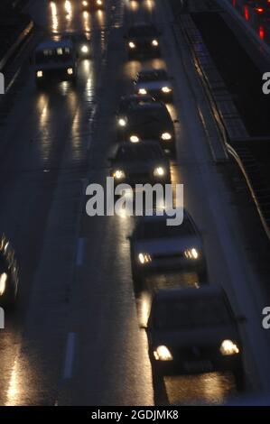 Circulation lente dans la nuit, Allemagne Banque D'Images