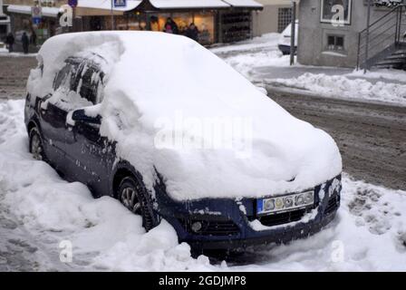 Voiture enneigée sur le côté de la route , Allemagne Banque D'Images