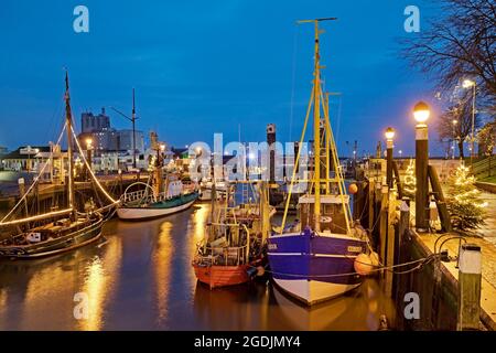 Port historique à l'heure de Noël dans la soirée, Allemagne, Schleswig-Holstein, Buesum Banque D'Images