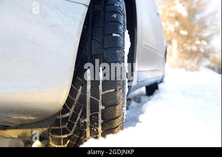 Voiture avec pneus d'hiver dans la neige , Allemagne Banque D'Images