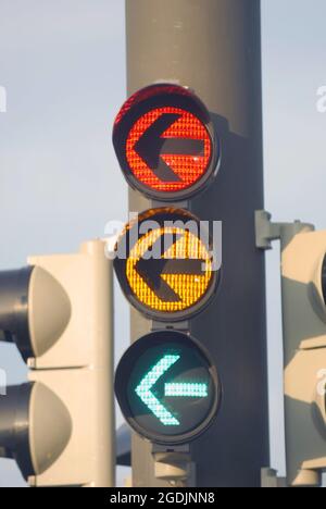 Feu vert pour les conducteurs qui tournent à gauche, Allemagne Banque D'Images