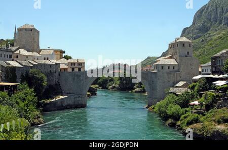 BOSNIE-HERZÉGOVINE MAI 2006 LE NOUVEAU « VIEUX PONT » AU-DESSUS DE LA RIVIÈRE NERETVA À MOSTAR RECONSTRUIT APRÈS AVOIR ÉTÉ DÉTRUIT PENDANT LA GUERRE. PIC MIKE WALKER, Banque D'Images