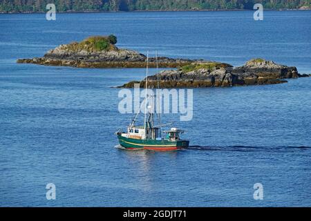 Sitka, Alaska. Un petit bateau de pêche se dirige vers la mer ouverte alors qu'il quitte le port de Sitka, en Alaska. Banque D'Images