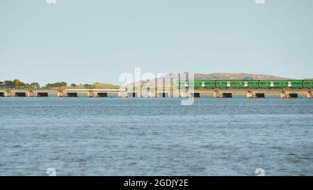 Vue de la mer sur le pont Malahide, pont de chemin de fer avec passage du train Dart. Banque D'Images