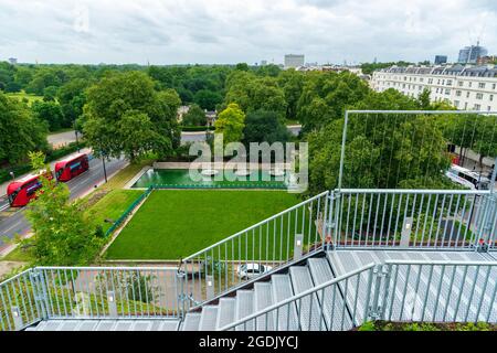 Vue sur Hyde Park depuis le sommet de la dernière attraction touristique de Londres, Melvyn Caplan, le chef adjoint du conseil municipal de Westminster, a démissionné à la suite de la montée en flèche du budget du projet, qui est passé de 3.3 millions à 6 millions de livres sterling. Le Marble Arch Mound devait susciter une nouvelle excitation dans la région du centre de Londres. Depuis son ouverture le 26 juillet, il a été largement critiqué par les visiteurs qui ont été facturés entre £4.50 et £8 pour monter l'échafaudage et la structure en bois et se sont plaints de la vue. Banque D'Images