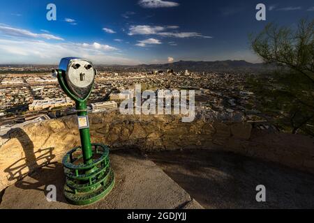 La version originale de Pay Per View avec vue sur le centre d'El Paso, Texas depuis les montagnes Franklin. Banque D'Images