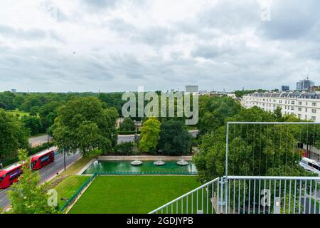 Vue sur Hyde Park depuis le sommet de la dernière attraction touristique de Londres, Melvyn Caplan, le chef adjoint du conseil municipal de Westminster, a démissionné à la suite de la montée en flèche du budget du projet, qui est passé de 3.3 millions à 6 millions de livres sterling. Le Marble Arch Mound devait susciter une nouvelle excitation dans la région du centre de Londres. Depuis son ouverture le 26 juillet, il a été largement critiqué par les visiteurs qui ont été facturés entre £4.50 et £8 pour monter l'échafaudage et la structure en bois et se sont plaints de la vue. (Photo de Dave Rushen/SOPA Images/Sipa USA) Banque D'Images