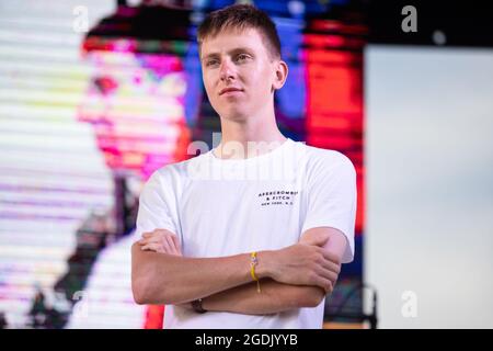 Komenda, Slovénie. 13 août 2021. Tadej Pogacar, deux fois vainqueur du Tour de France, est sur scène lors d'une réception en son honneur à Komenda, sa ville natale. Pogacar a remporté le Tour de France pour la deuxième fois de suite et la médaille de bronze aux Jeux Olympiques de Tokyo. (Photo de Luka Dakskobler/SOPA Images/Sipa USA) crédit: SIPA USA/Alay Live News Banque D'Images