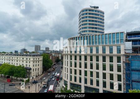 Londres, Royaume-Uni. 13 août 2021. La vue d'Edgware Road depuis le sommet de la dernière attraction touristique de Londres, Melvyn Caplan, le chef adjoint du conseil municipal de Westminster, a démissionné à la suite de la montée en flèche du budget des projets, qui est passé de 3.3 millions à 6 millions de livres sterling. Le Marble Arch Mound devait apporter une nouvelle excitation à la région du centre de Londres. Depuis son ouverture le 26 juillet, il a été largement critiqué par les visiteurs qui ont été inculpés entre 4.50 £ et 8 £ pour monter l'échafaudage et la structure en bois et se sont plaints de la vue. (Credit image: © Dave Rushen/SOPA Images via ZUMA Press Wire) Credit: ZUMA Press, Banque D'Images