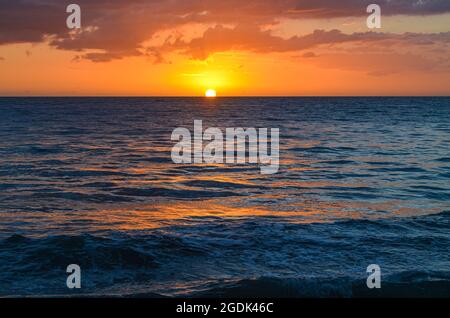 Coucher de soleil incroyable sur la mer des Caraïbes depuis Rincon, Porto Rico. Copier l'espace. Arrière-plan. Banque D'Images