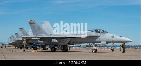 Les F/A-18C Super Hornets affectés au Ragins’ Bulls of Strike Fighter Squadron (VFA) 37, font l’objet de vérifications préalables au vol avant un événement d’entraînement à la base de la Garde nationale aérienne de Portland, à Portland, en Oregon, le 10 août. La 142e Escadre de la Garde nationale aérienne de l’Oregon accueille le Strike Fighter Squadron 37 de la base aérienne navale Oceana, en Virginie, pour mener un entraînement de combat aérien dissemblable du 10 au 21 août. (É.-U. Photo de la Garde nationale de l'armée par la CPS. Alisha Grezlik). Banque D'Images