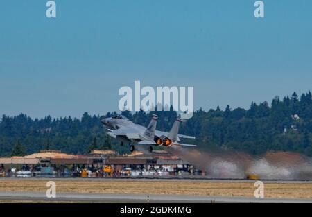 Un aigle F-15 avec la 142e Escadre, prend son envol lors d'un événement d'entraînement à la base de la Garde nationale aérienne de Portland, à Portland, en Oregon, le 10 août. La 142e Escadre de la Garde nationale aérienne de l’Oregon accueille le Strike Fighter Squadron 37 de la base aérienne navale Oceana, en Virginie, pour mener un entraînement de combat aérien dissemblable du 10 au 21 août. (É.-U. Photo de la Garde nationale de l'armée par la CPS. Alisha Grezlik) Banque D'Images