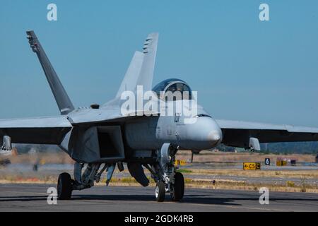 Un Super Hornet F/A-18C affecté à l’escadron de chasse Ragins’ Bulls of Strike (VFA) 37, se prépare au décollage lors d’un événement d’entraînement à la base de la Garde nationale aérienne de Portland, à Portland, en Oregon, le 10 août. La 142e Escadre de la Garde nationale aérienne de l’Oregon accueille le Strike Fighter Squadron 37 de la base aérienne navale Oceana, en Virginie, pour mener un entraînement de combat aérien dissemblable du 10 au 21 août. (É.-U. Photo de la Garde nationale de l'armée par la CPS. Alisha Grezlik) Banque D'Images