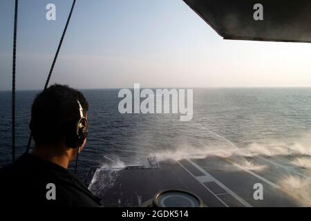 Le Matelot de pont de Boatswain, Vittorio Reno, d’Addison, Illinois, affecté au département de pont de l’USS Gerald R. Ford (CVN 78), se dresse à l’arrière-garde lors d’un essai du système de lavage de contre-mesures du pont de vol, le 12 août 2021. Ford est en cours dans l'océan Atlantique à la suite de l'achèvement réussi du troisième et dernier événement explosif des essais de choc en pleine mer. La Marine américaine effectue des essais de choc sur de nouveaux modèles de navires à l'aide d'explosifs vivants pour confirmer que nos navires de guerre peuvent continuer à répondre aux exigences de mission exigeantes dans les conditions difficiles qu'ils pourraient rencontrer au combat. (É.-U. Bleu marine photo Banque D'Images