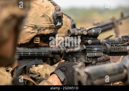 Un soldat de l'armée américaine, avec un guerrier de la Force opérationnelle, tire une carbine M4 pendant un tir en direct dans la zone d'entraînement de Baturaja, en Indonésie, le 12 août 2021. Garuda Shield 21 est un exercice conjoint de deux semaines entre l'armée américaine et les forces armées indonésiennes de Tentara (TNI-AD Indonesia Army Forces). Le but de cet exercice conjoint est d'améliorer et d'enrichir la capacité de guerre dans la jungle de l'armée américaine et de l'armée indonésienne. (Photo DE l'armée AMÉRICAINE par le SPC. Rachel Christensen) Banque D'Images