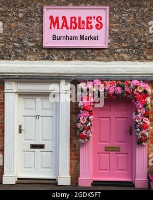 Mable's Shop, entrée, porte fleurie, fleurs, décoration florale, Burnham Market, Norfolk Banque D'Images