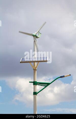 Lampadaire de rue avec panneau solaire et une petite éolienne à Da Banque D'Images