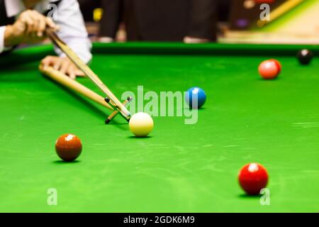 Bâton de repos sur le jeu de snooker Banque D'Images