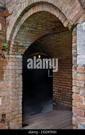 Une porte et un tunnel mènent au bastion sud-ouest de fort gaines, le 12 août 2021, à Dauphin Island, Alabama. Banque D'Images